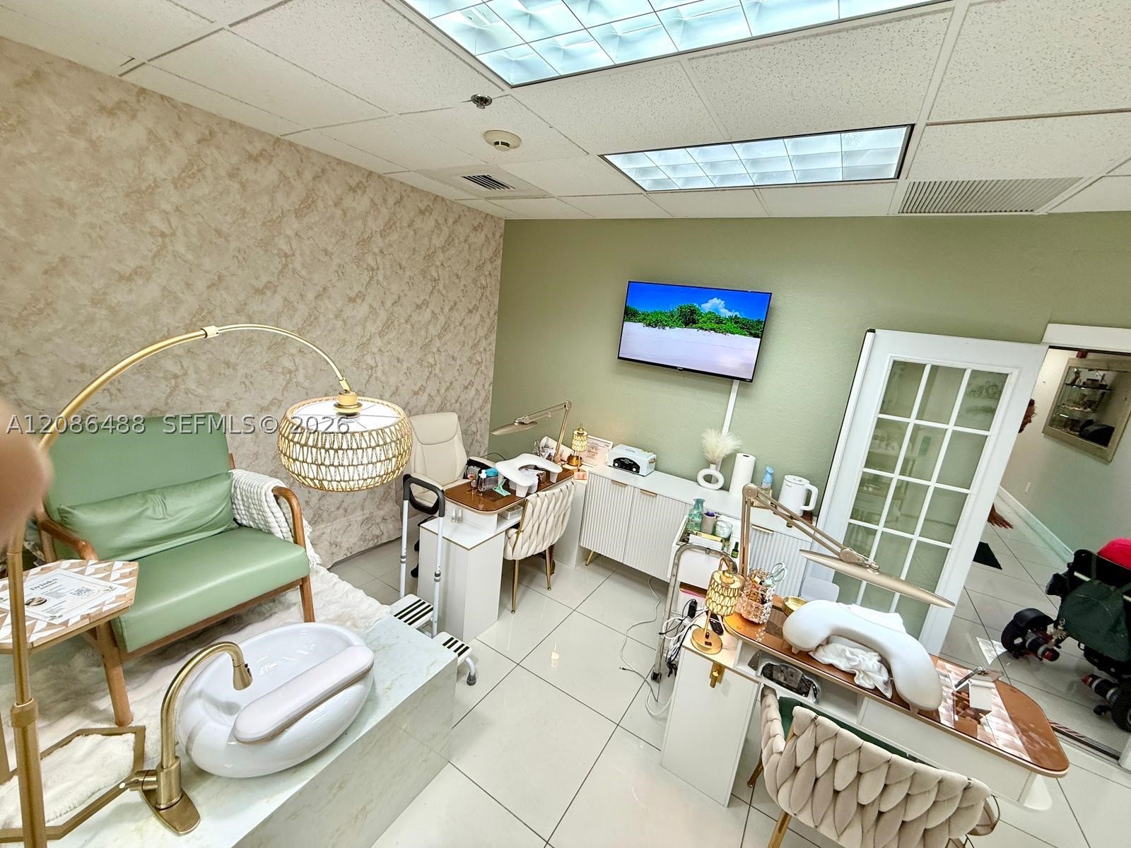 Salon Suite for Sale — photo
