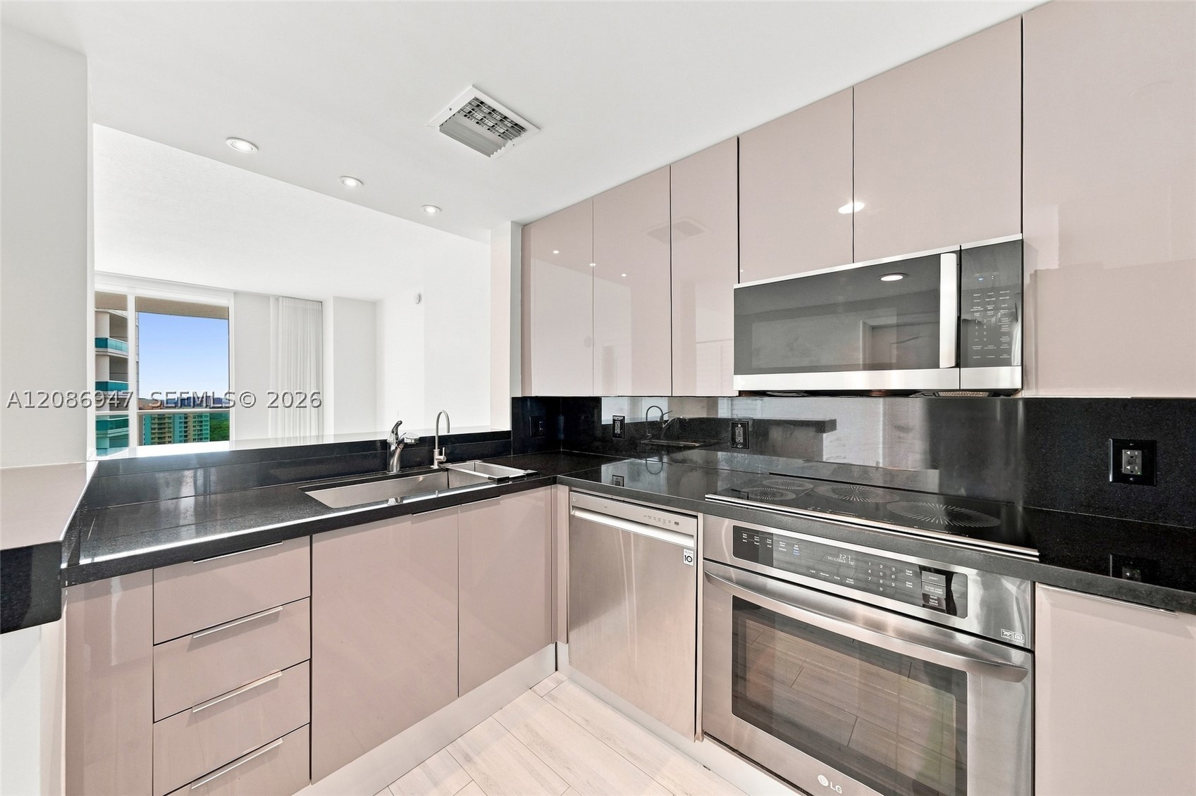 2101 Brickell Ave 3107 — photo