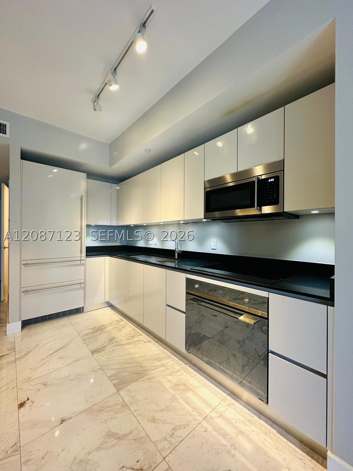 1010 Brickell Ave 4208 — photo