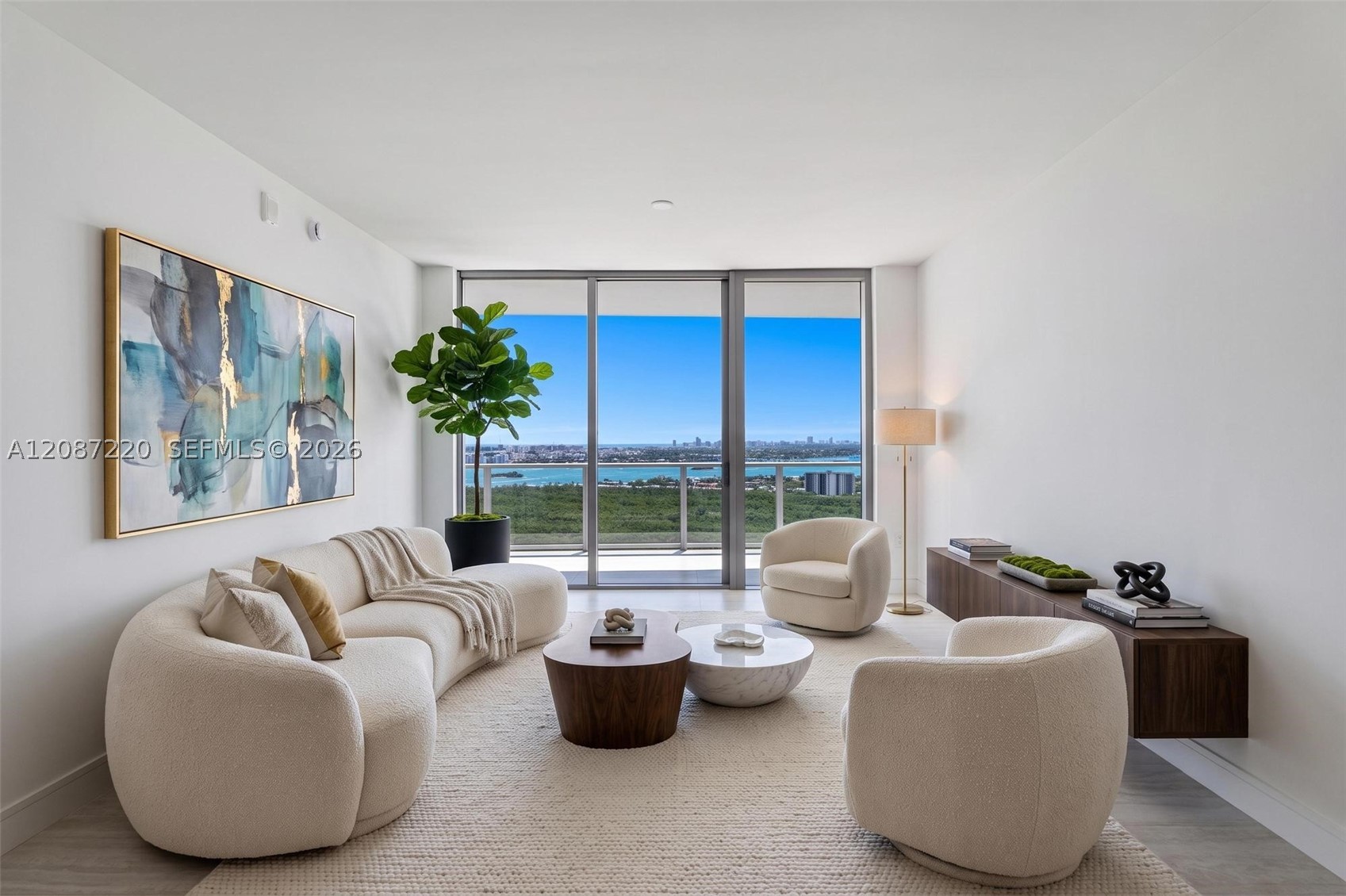 2411 Laguna 2704 — photo