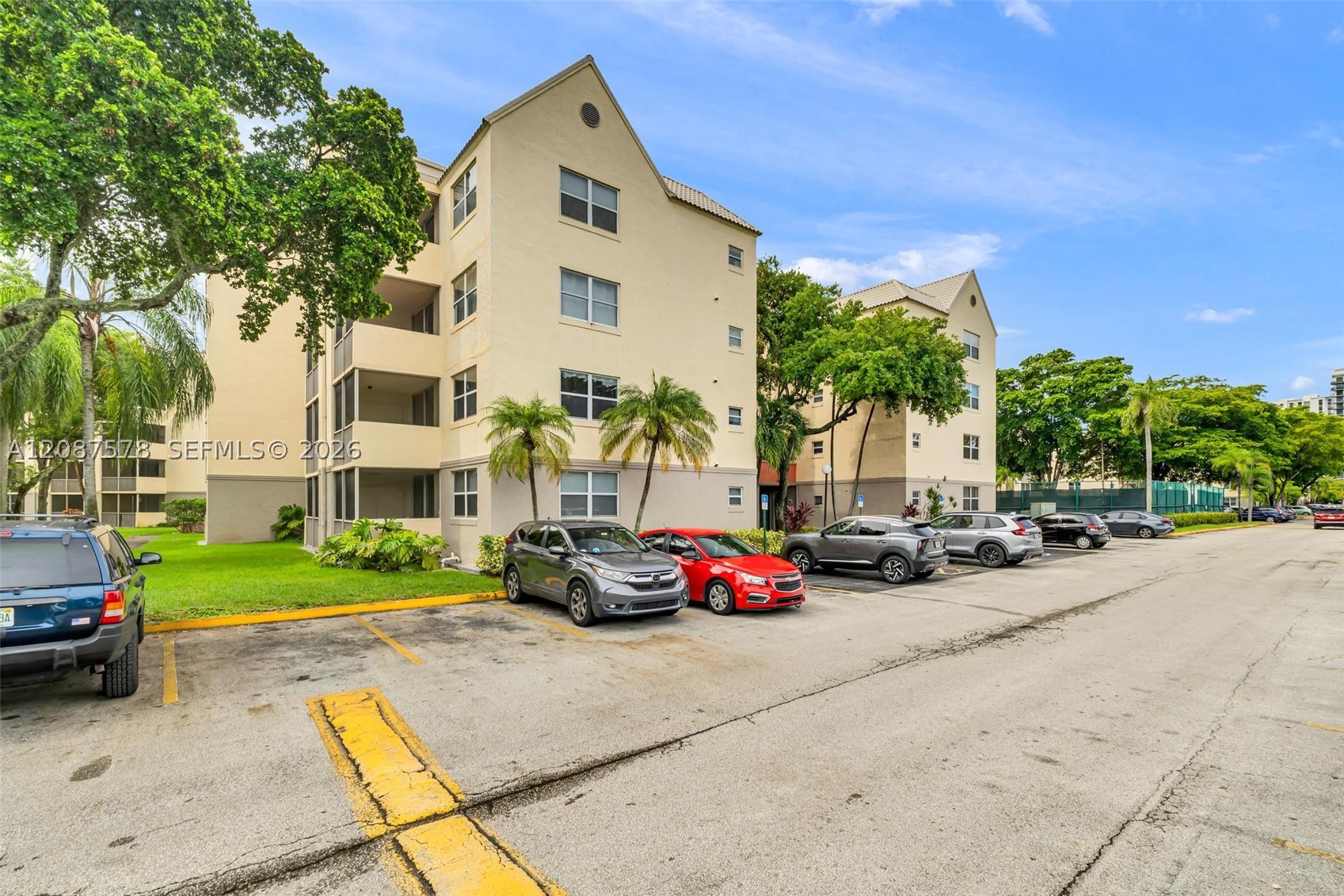 8255 Lake Dr 304 — photo