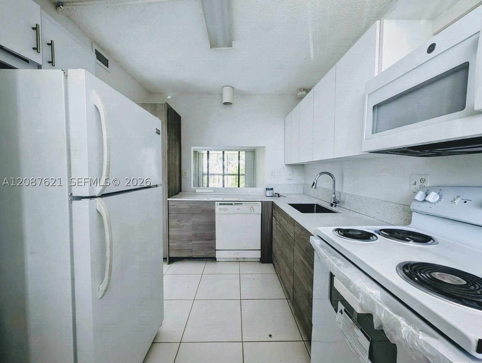 8429 Forest Hills Dr 305 — photo
