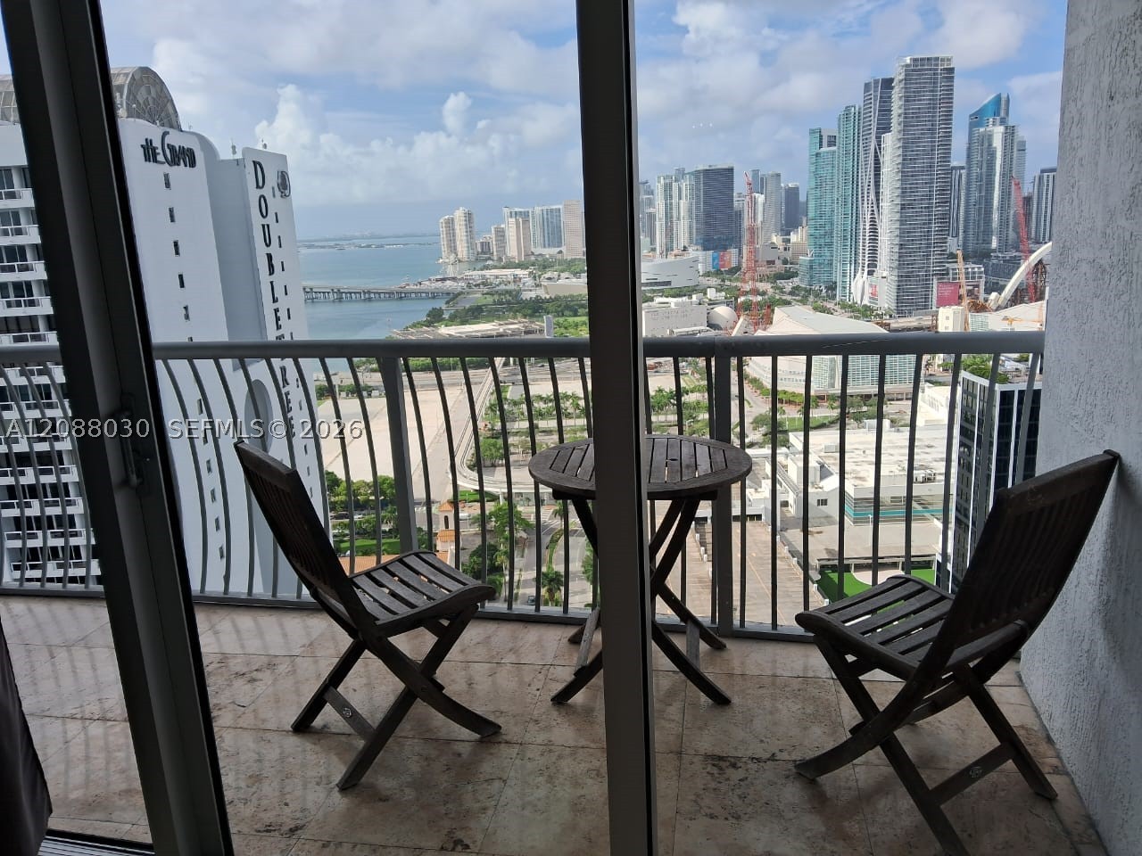 1750 N Bayshore Dr 3710 — photo