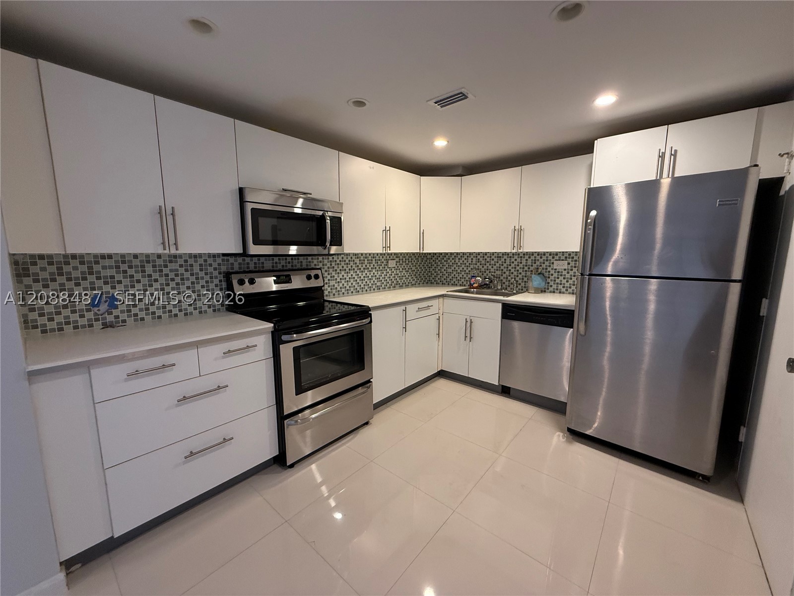 5555 Collins Ave 12Z — photo