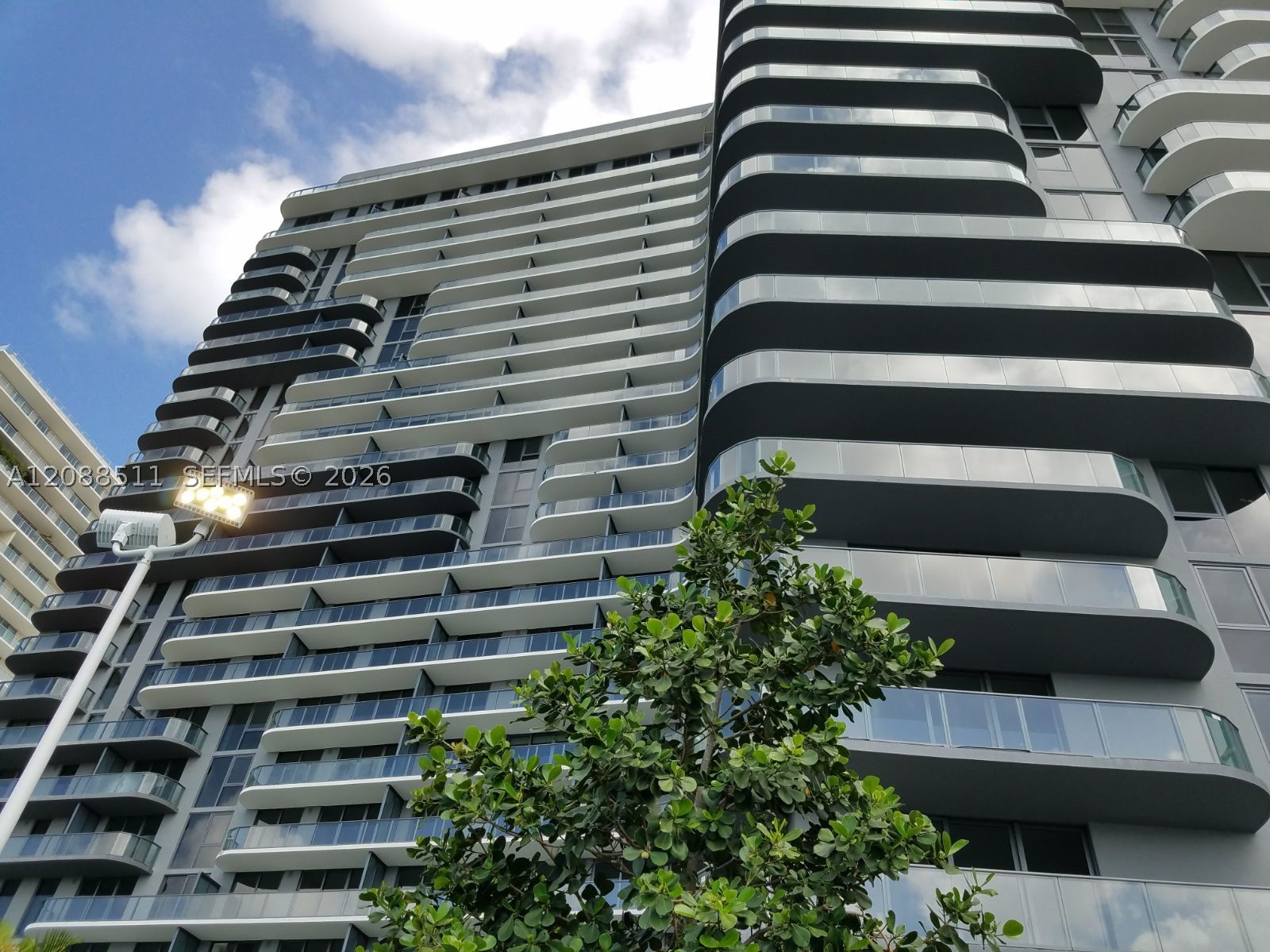 121 NE 34 St 811 — photo