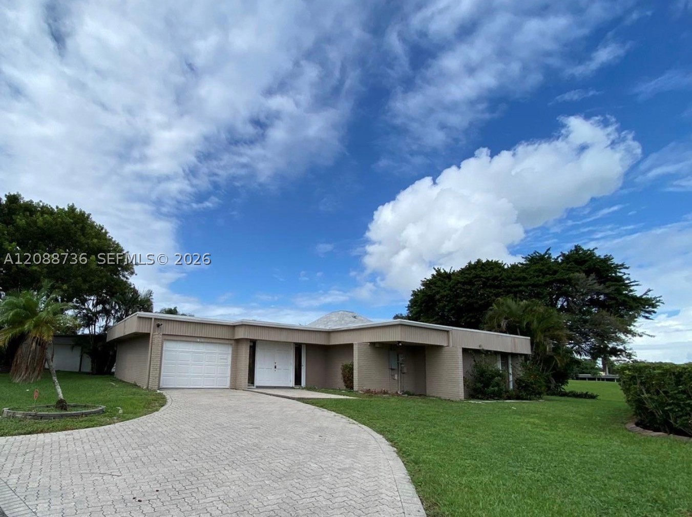 6105 Royal Poinciana Ln — photo