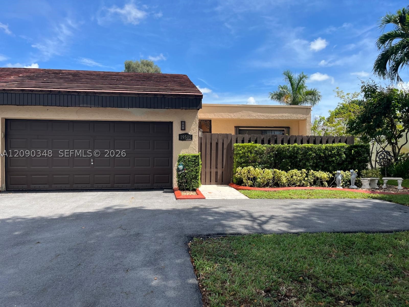 19505 E Lake Dr — photo