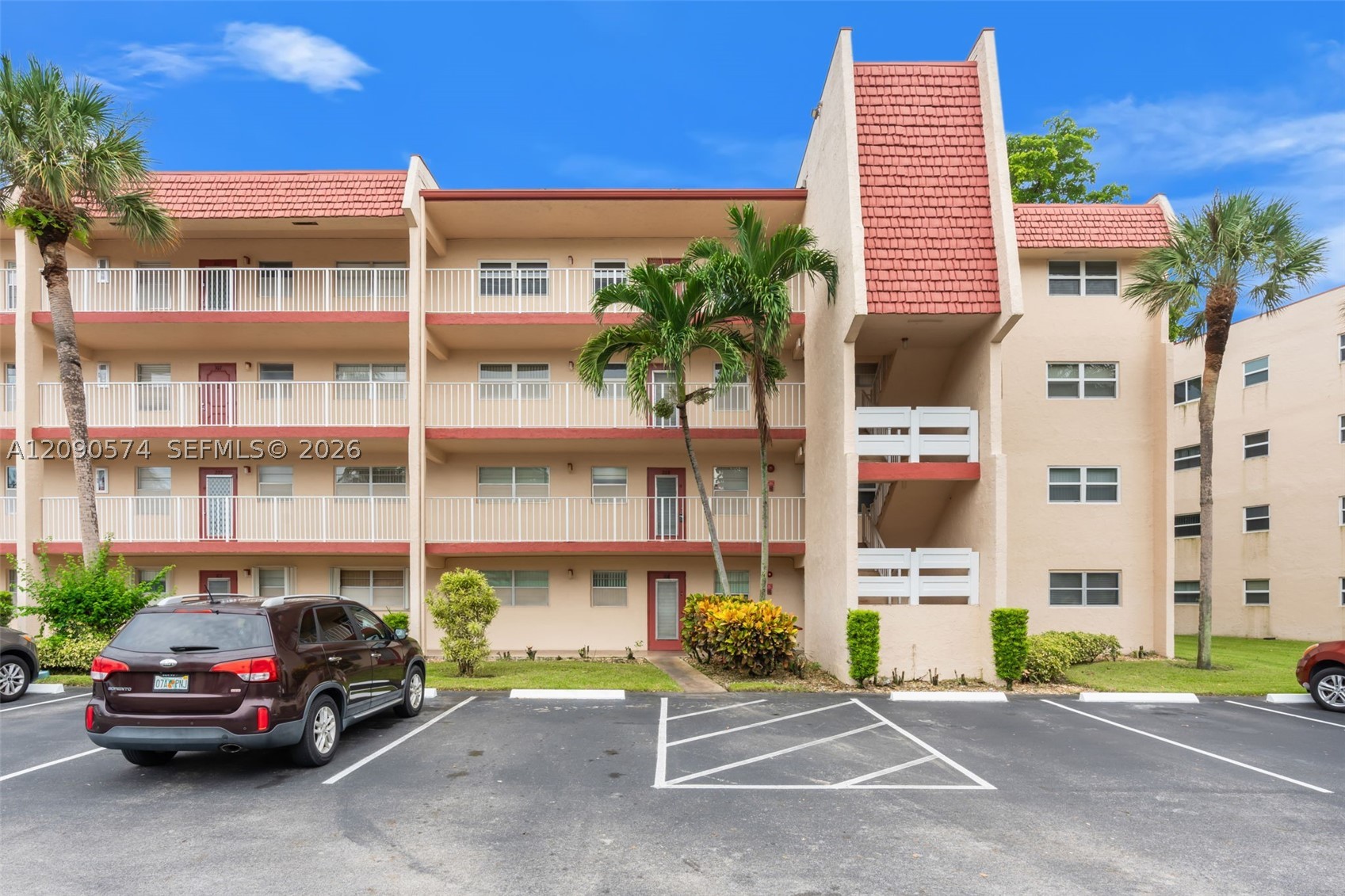 1040 Country Club Dr 208 — photo