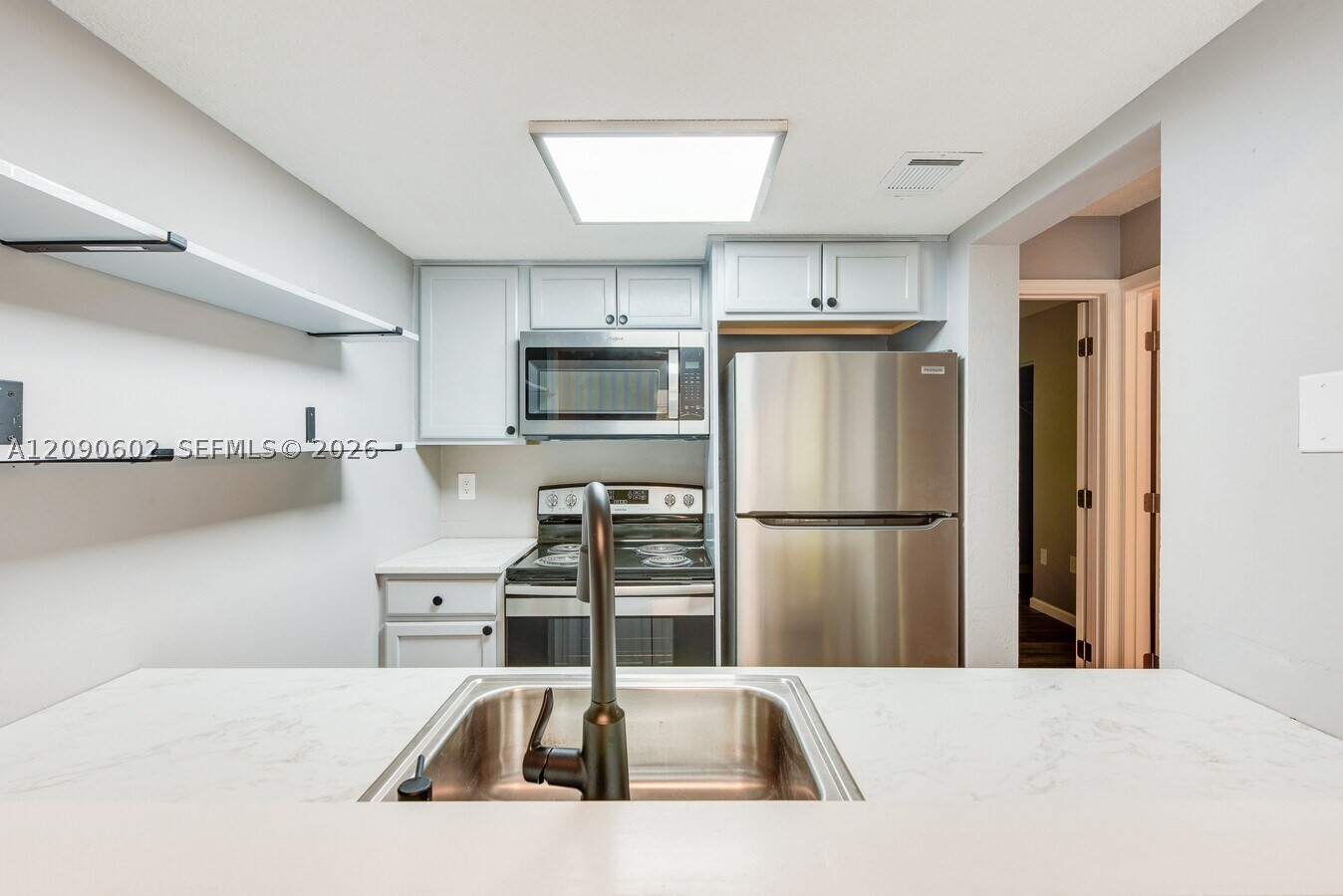 301 Country Club Oval 8 — photo