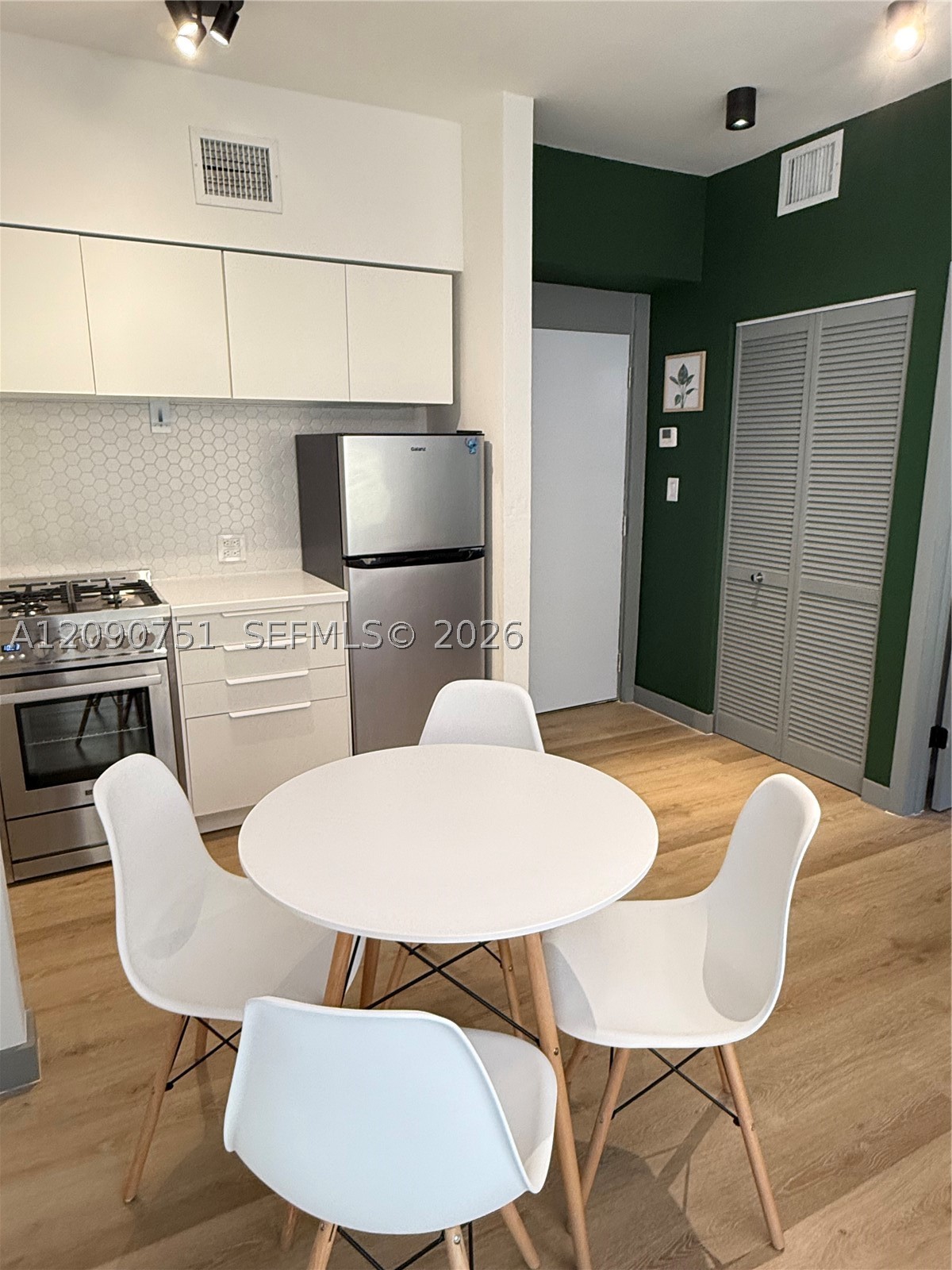 1320 Drexel Ave 302 — photo