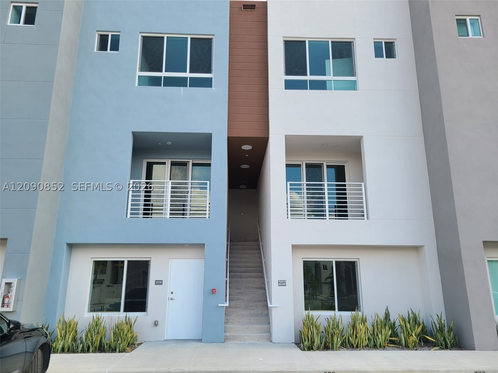2555 NE 193 St 2114 — photo