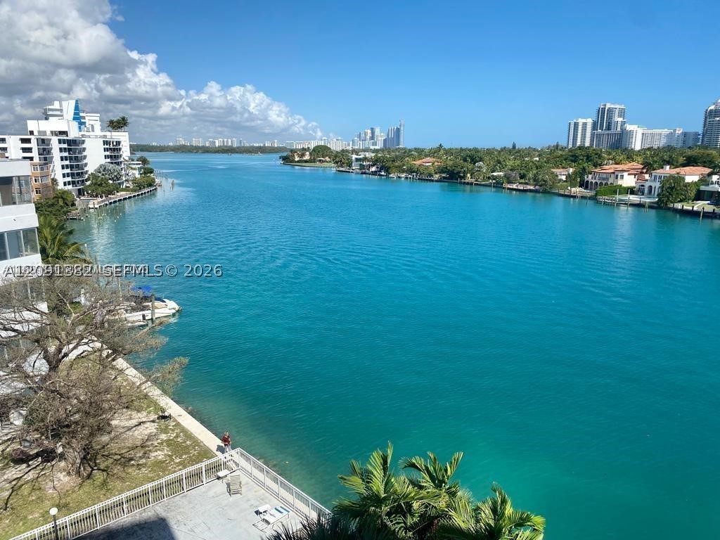 9821 E Bay Harbor Dr 703 — photo