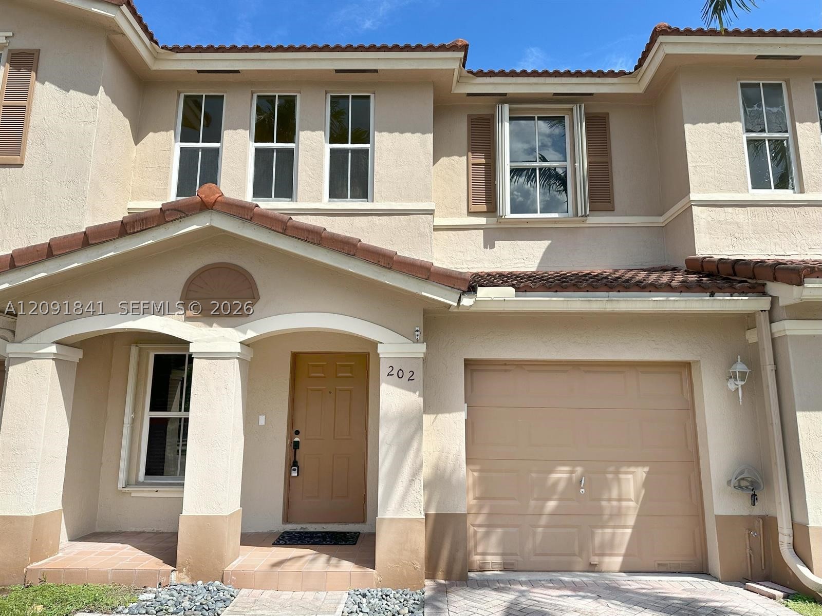 202 Riverwalk Cir — photo