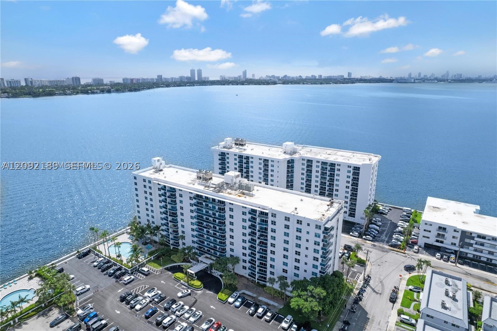 7501 E Treasure Dr 2M — photo