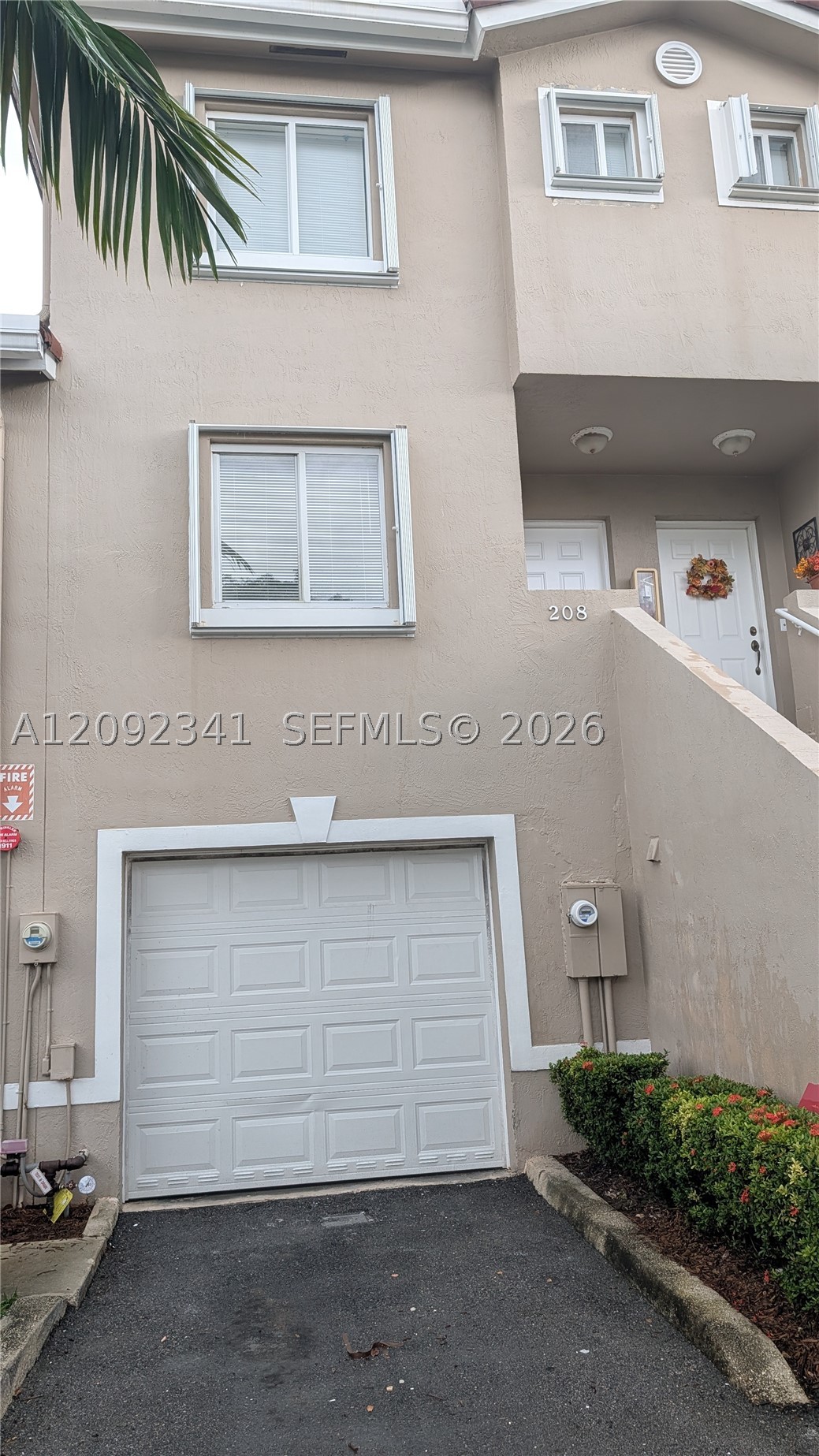 208 Riviera Cir 67-10 — photo
