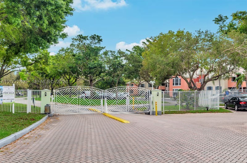 1011 Crystal Way C — photo
