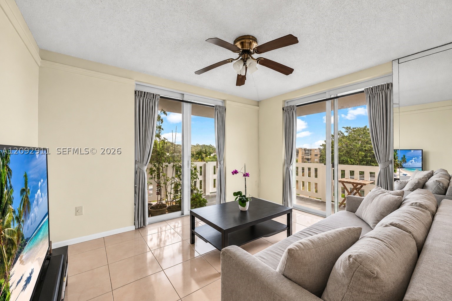 919 Hillcrest Dr 401 — photo