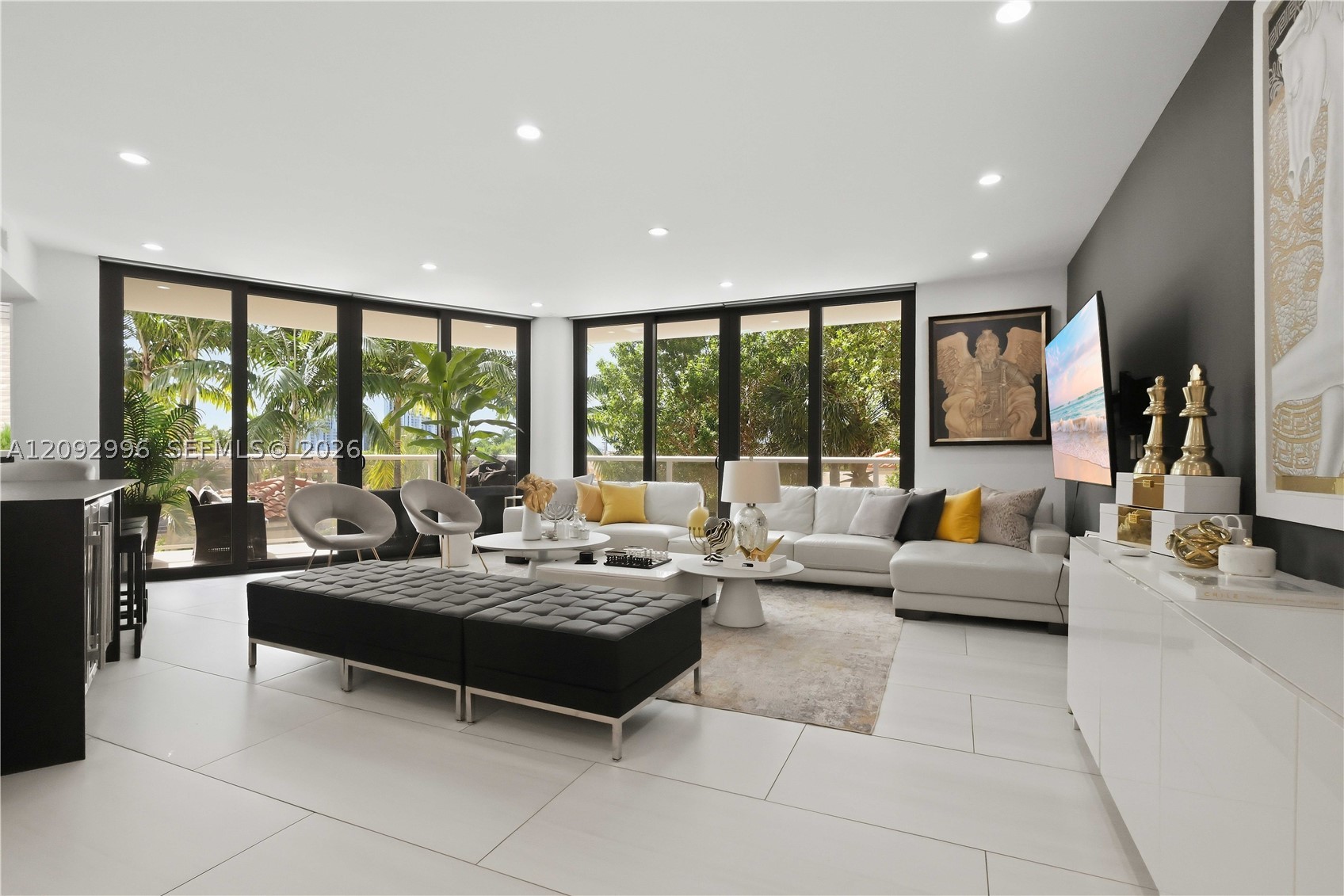 20281 E Country Club Dr Unit 307 — photo
