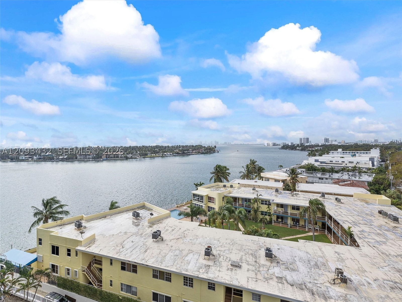 900 Bay Dr 721 — photo