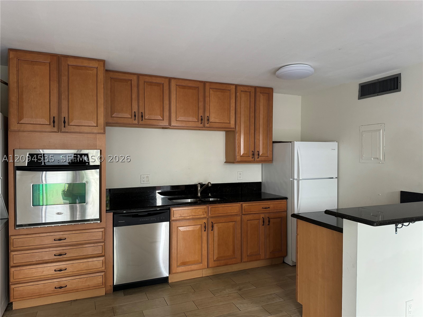 637 Executive Center Dr N103 — photo