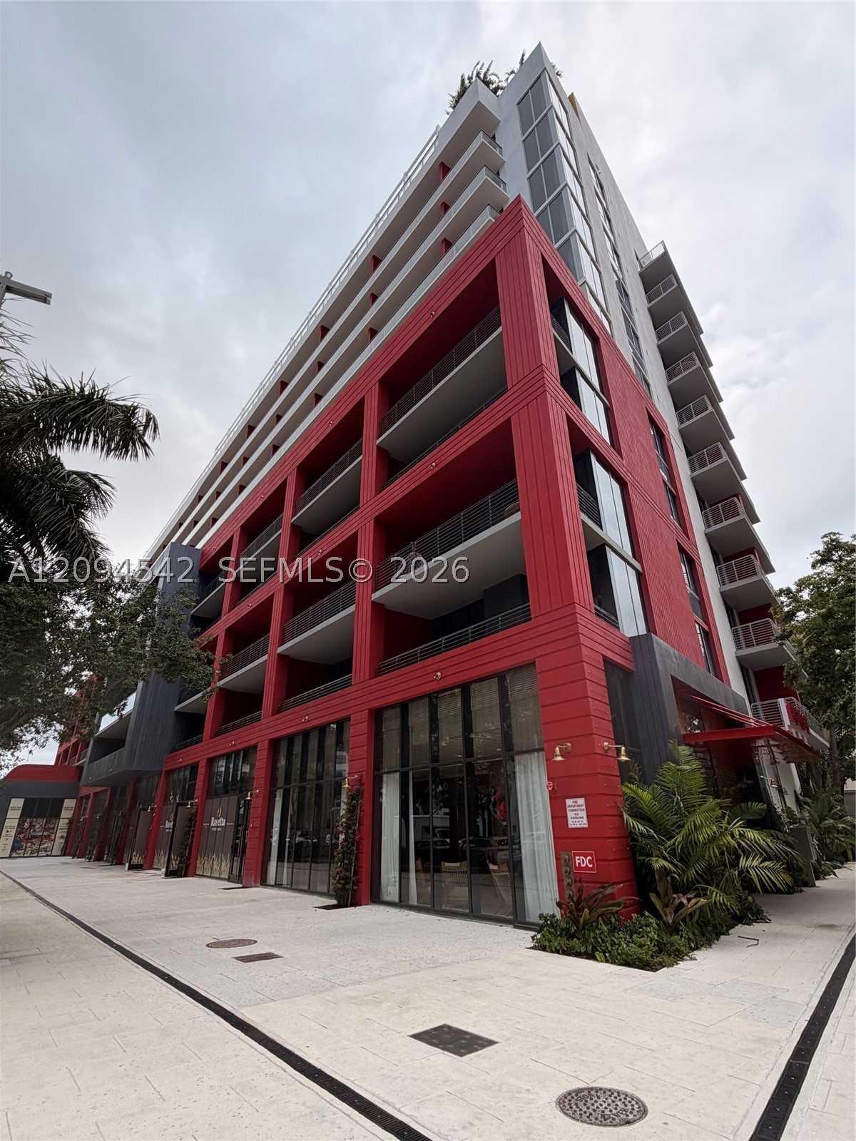 90 NE 32 823 — photo