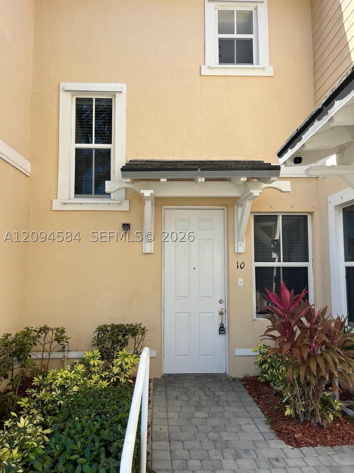 142 SE 28th Ter 10 — photo