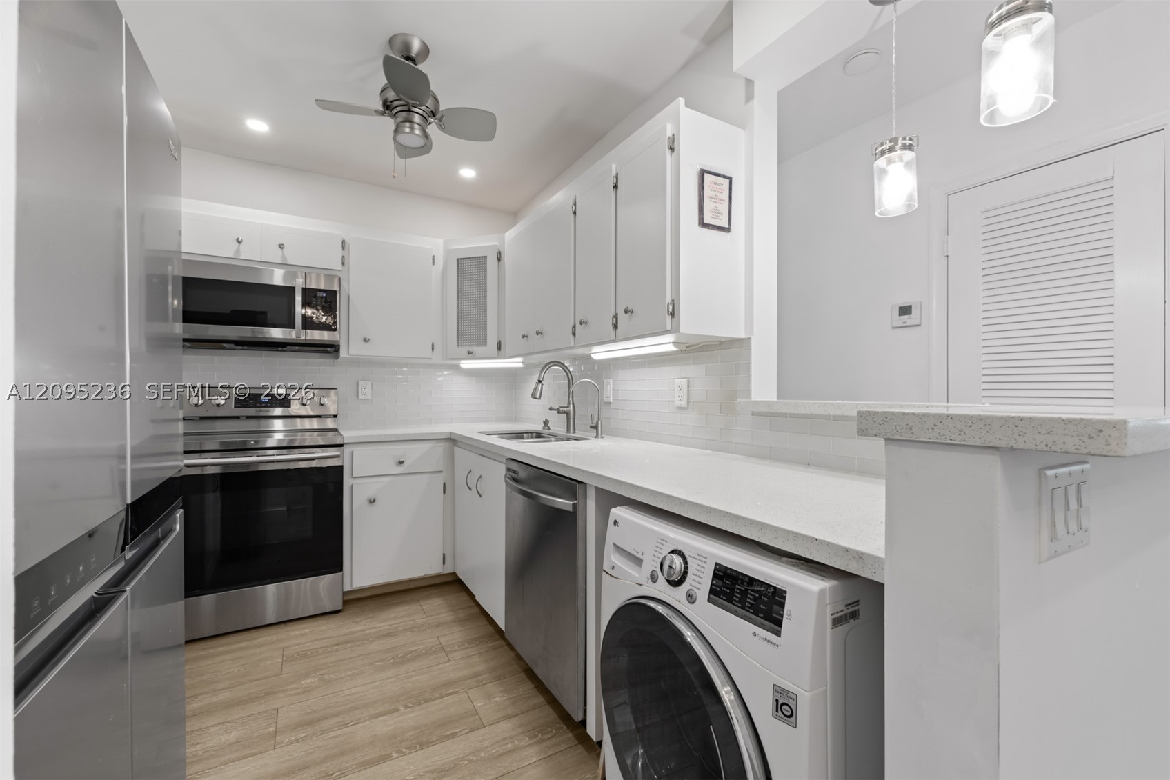 2210 NE 56th Pl Unit 123 — photo