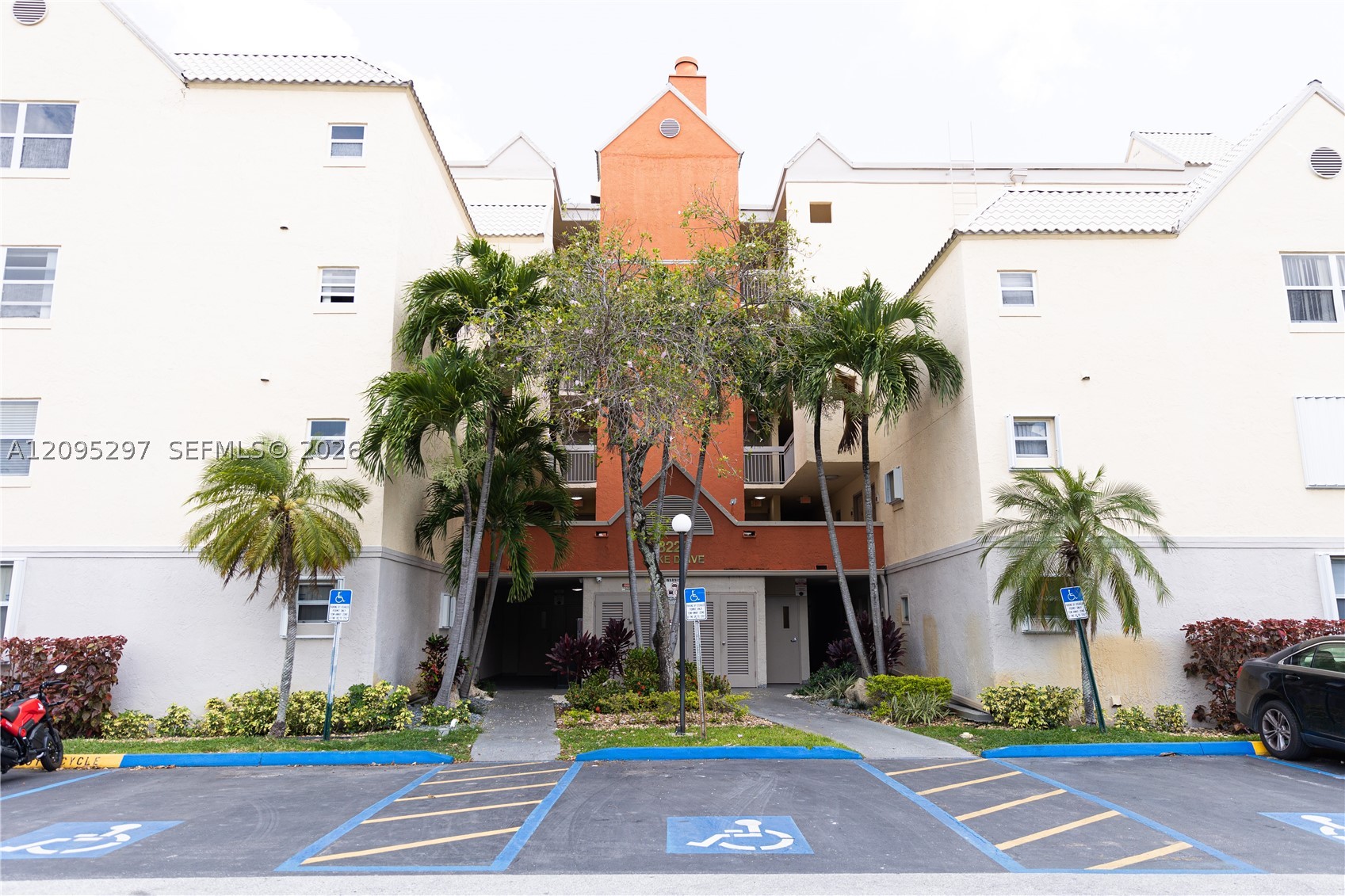 8225 Lake Dr 203 — photo