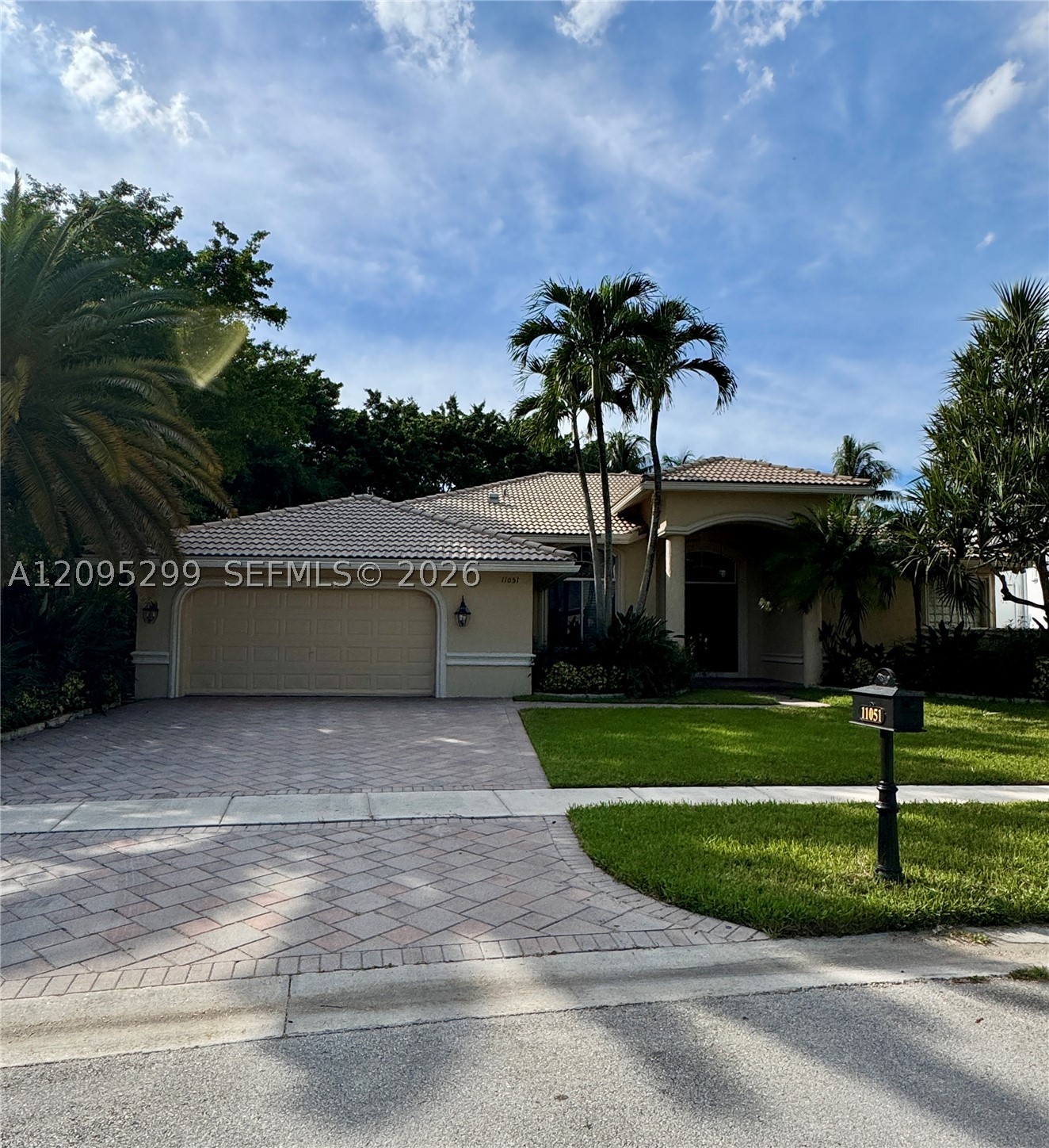 11051 Canary Island CT 11051 — photo