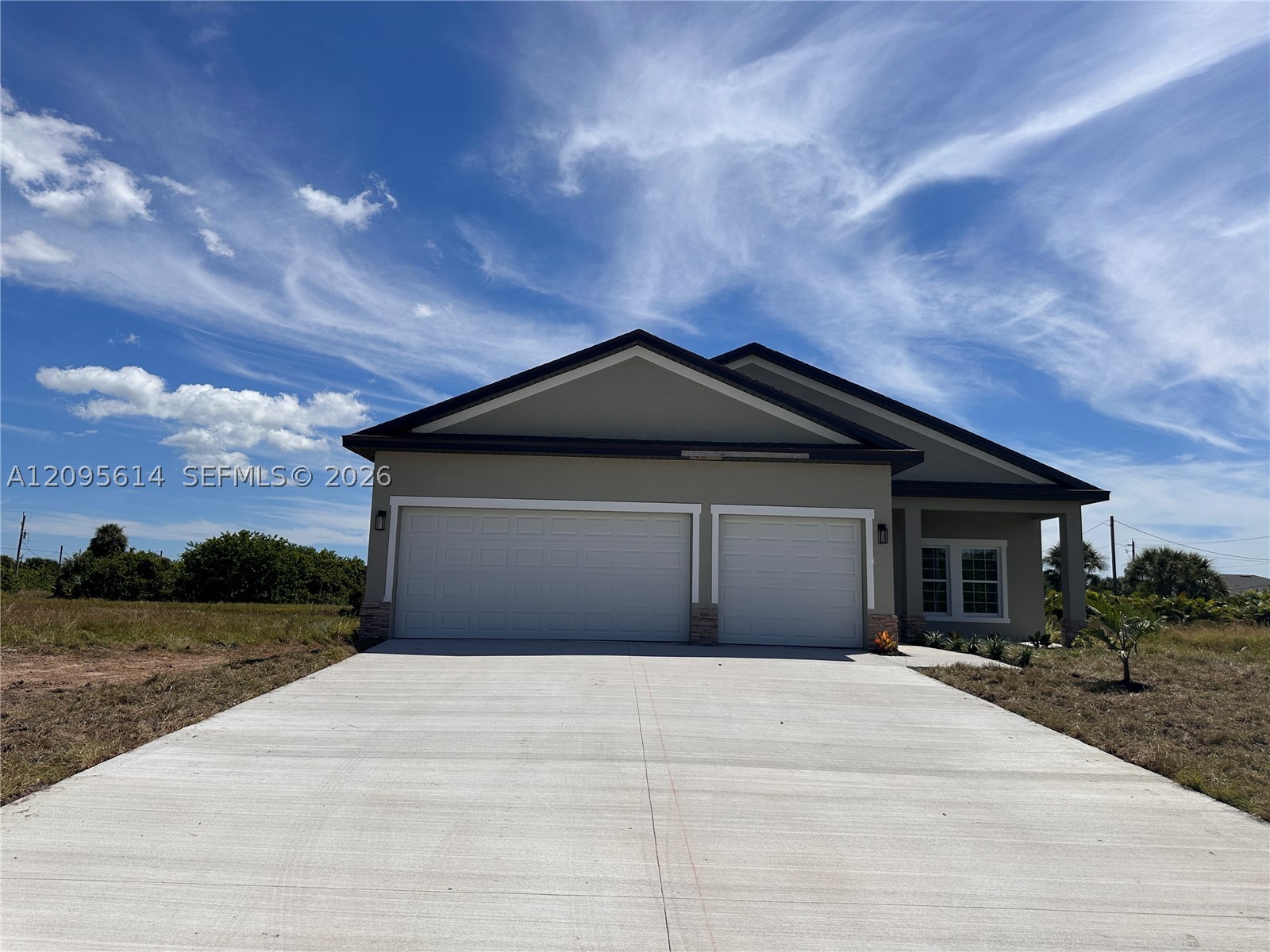 121 NW Indian Creek Dr, — photo