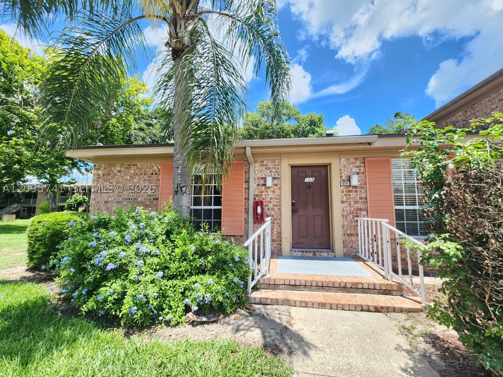 416 Banyon Tree Circle 108 — photo
