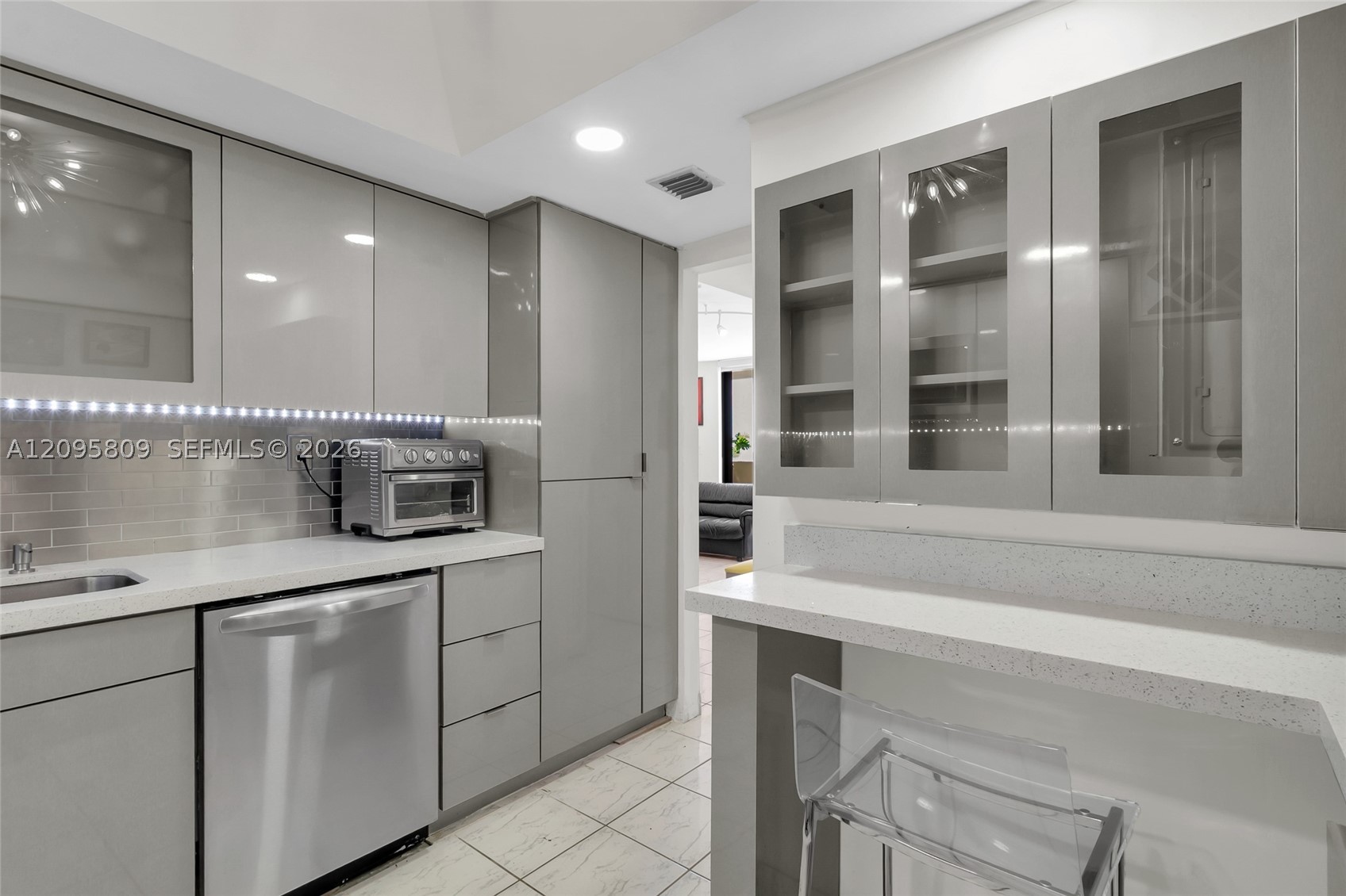 1623 Collins Ave Unit 812 — photo