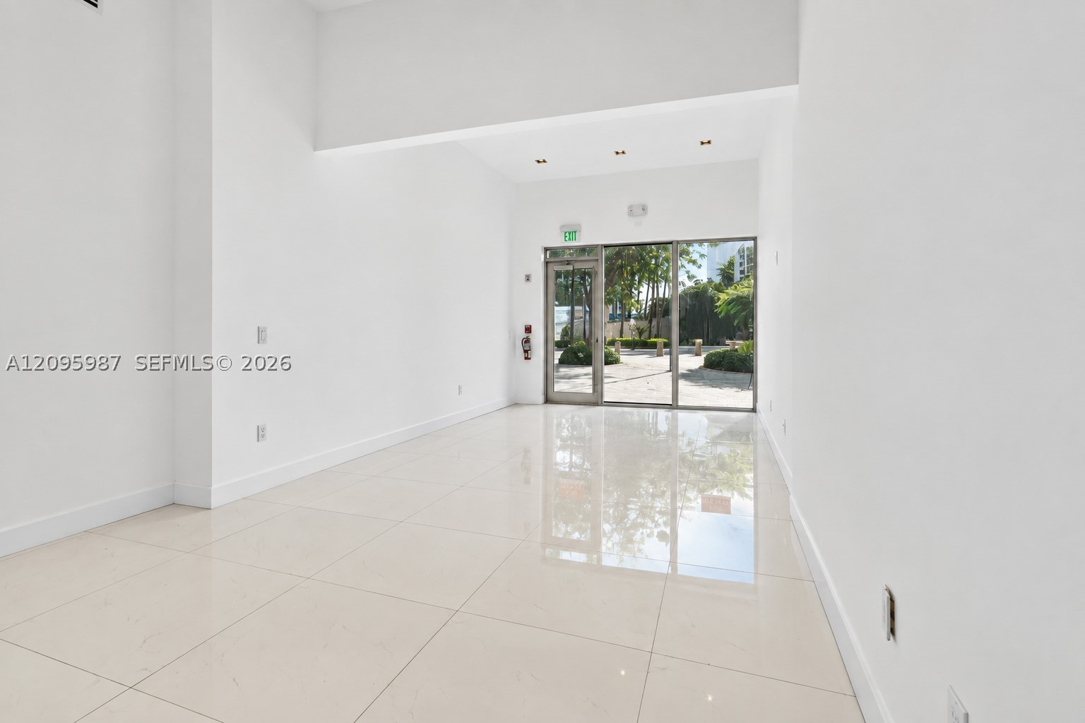 19370 Collins Ave Cu-3 — photo