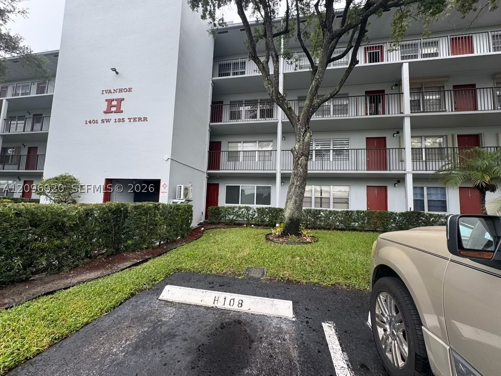 1401 SW 135th Ter 108H — photo