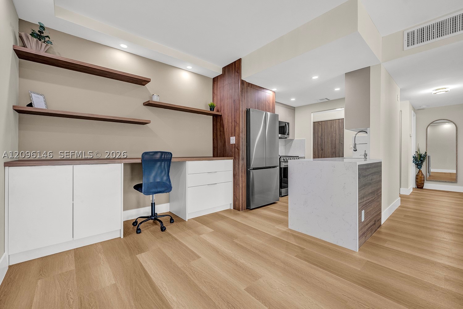 400 N Riverside Dr 203 — photo