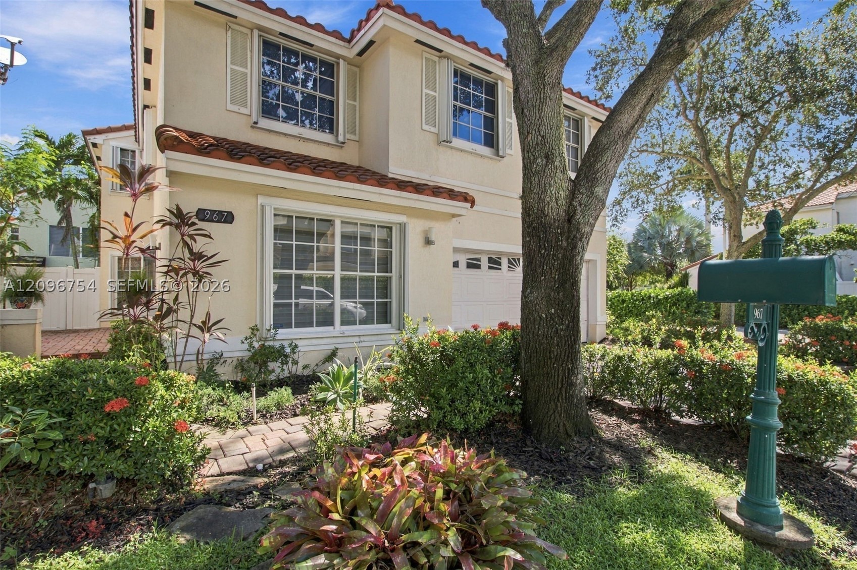 967 Azure Ln — photo