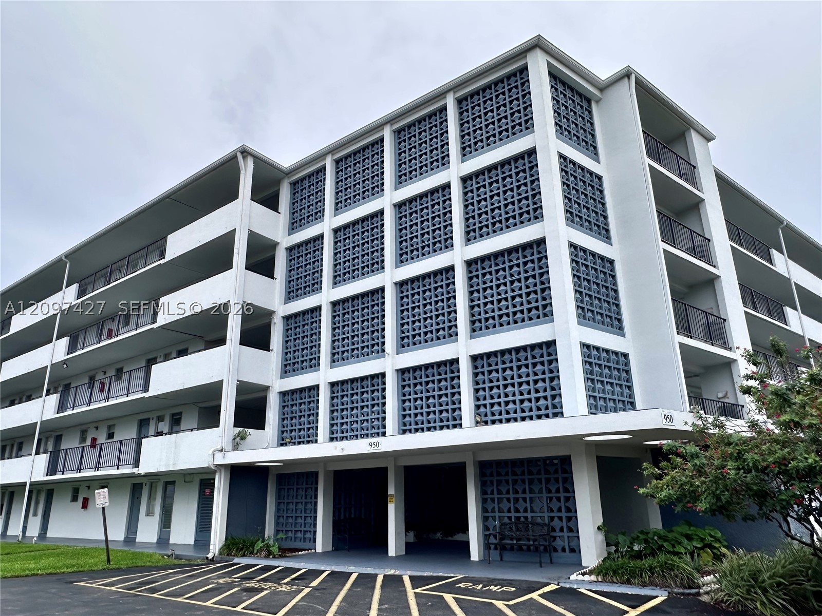 950 Hillcrest Dr Unit 511 — photo