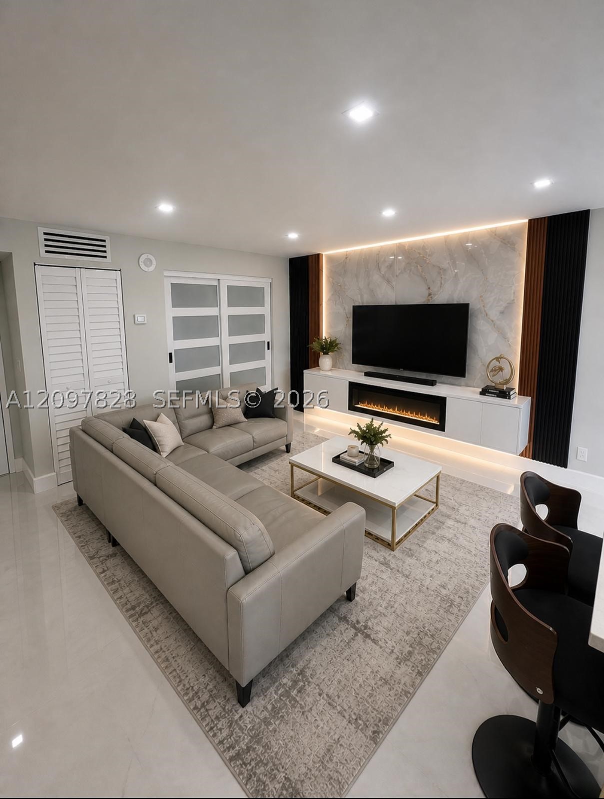 17021 N Bay Rd 814 — photo