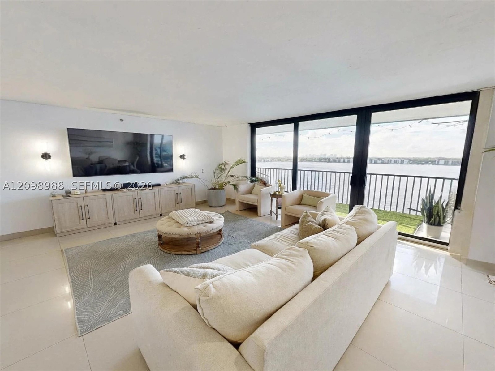 105 Lake Emerald Dr Unit 816 — photo