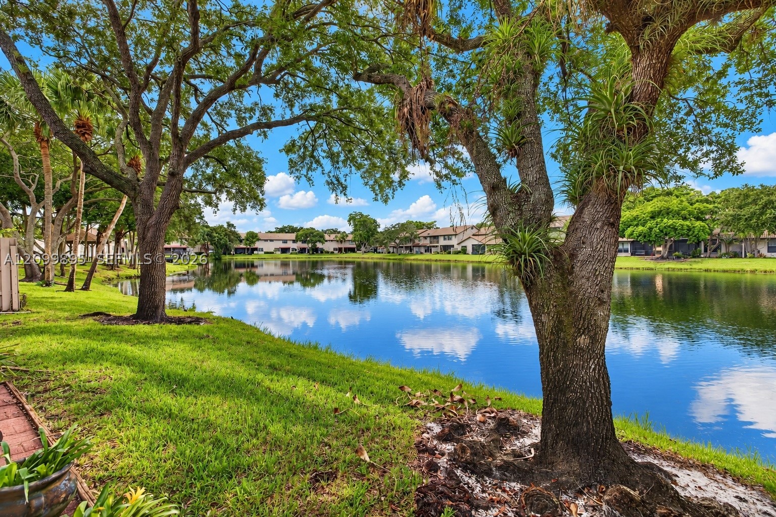 9012 Vineyard Lake Dr — photo
