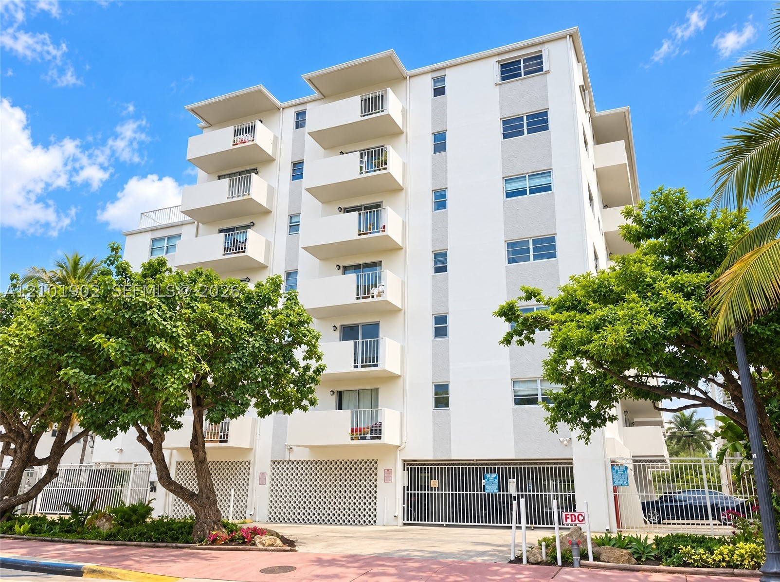 240 Collins Ave Unit 3E — photo