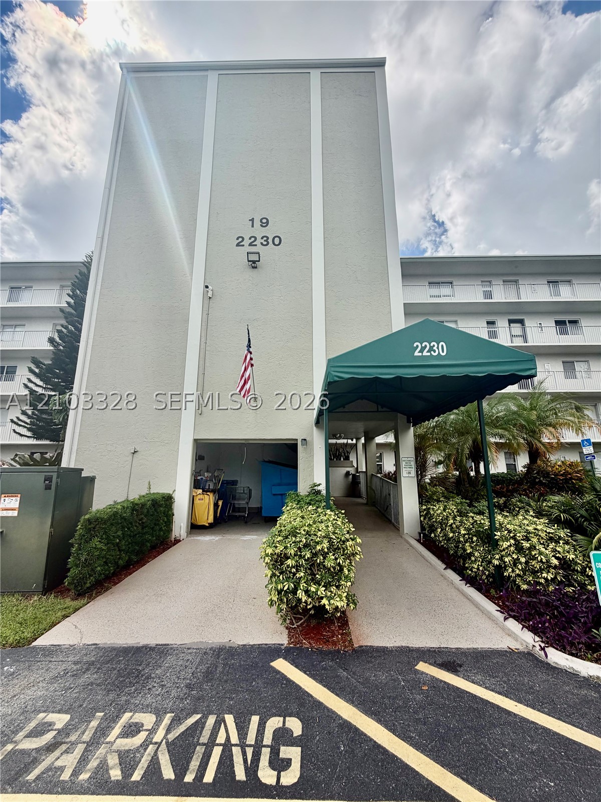 2230 N Cypress Bend Dr Unit 308 — photo