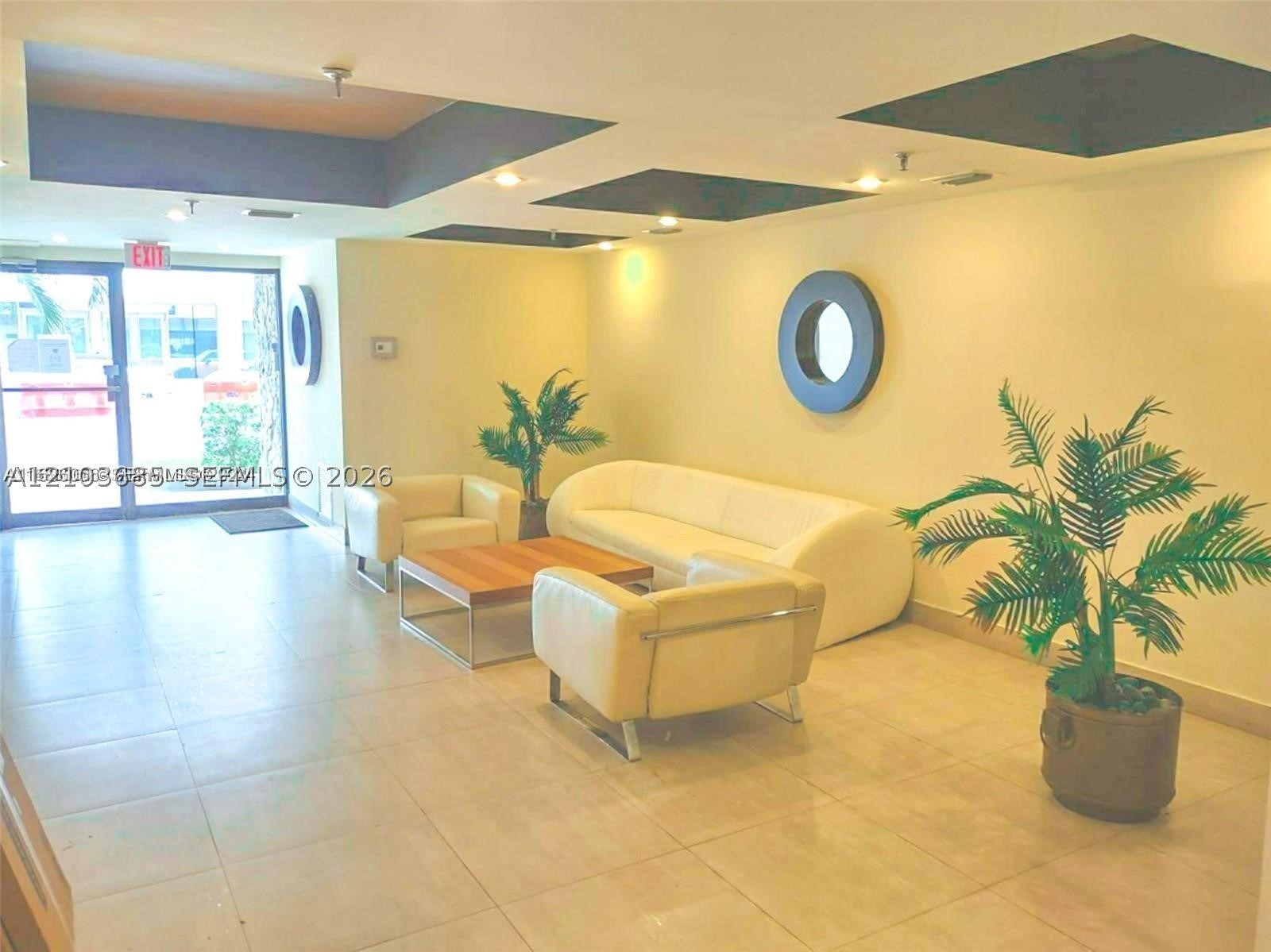 2924 Collins Ave Unit 201 — photo