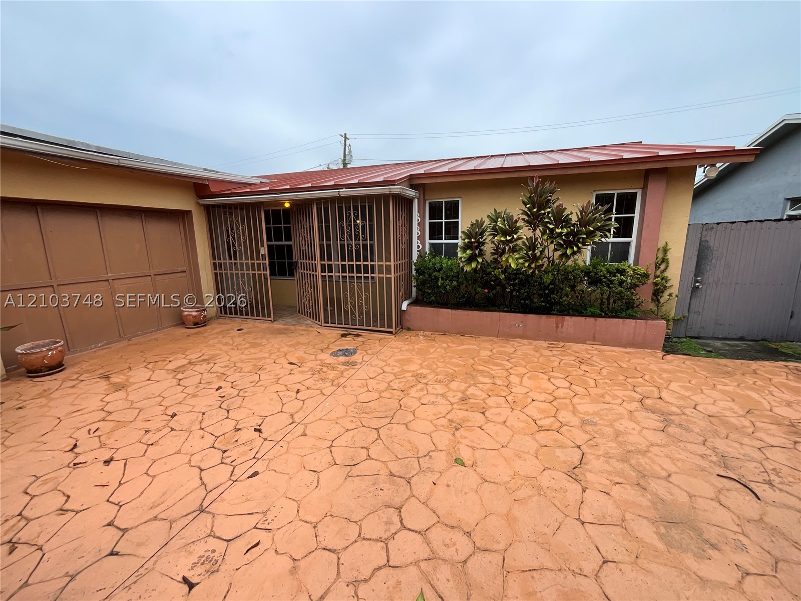 8837 N Crescent Dr — photo