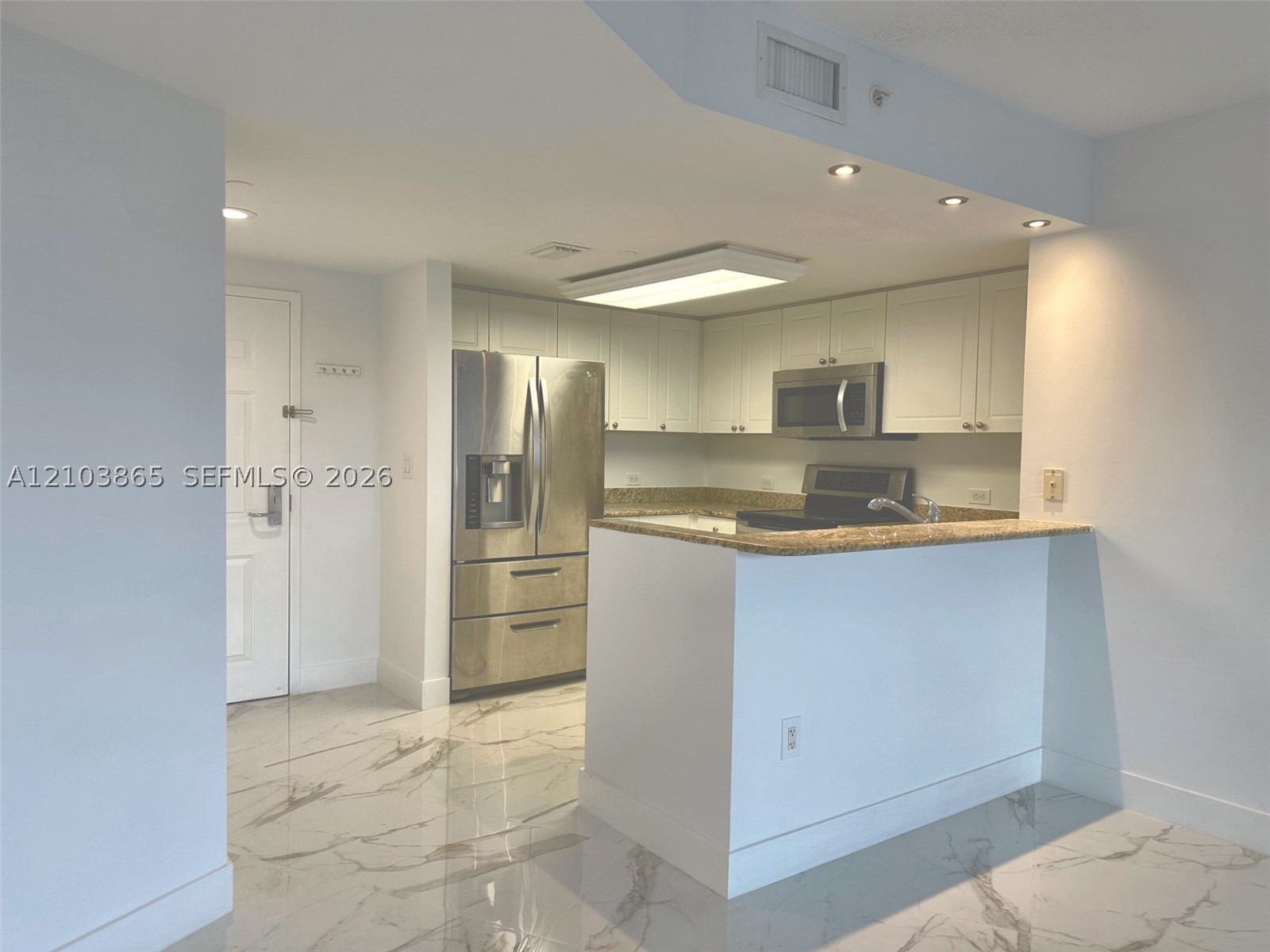 19501 W Country Club Dr Unit 406 — photo