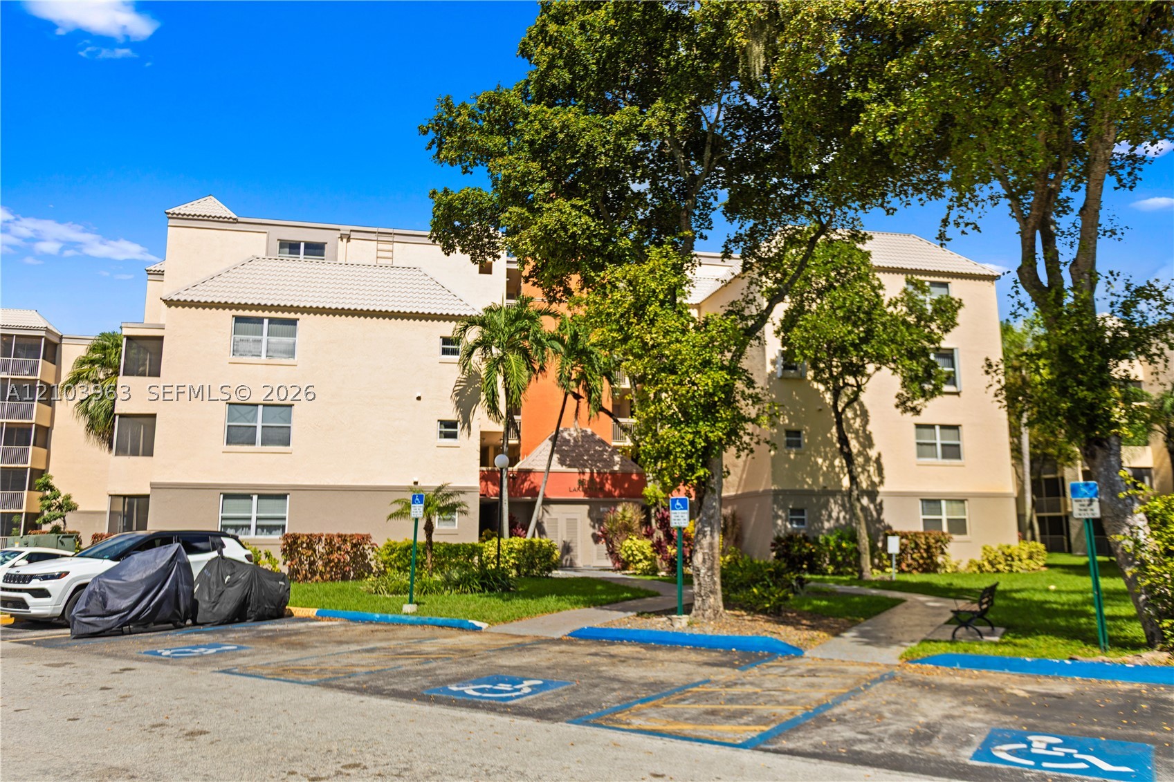 8215 Lake Dr Unit 502 — photo