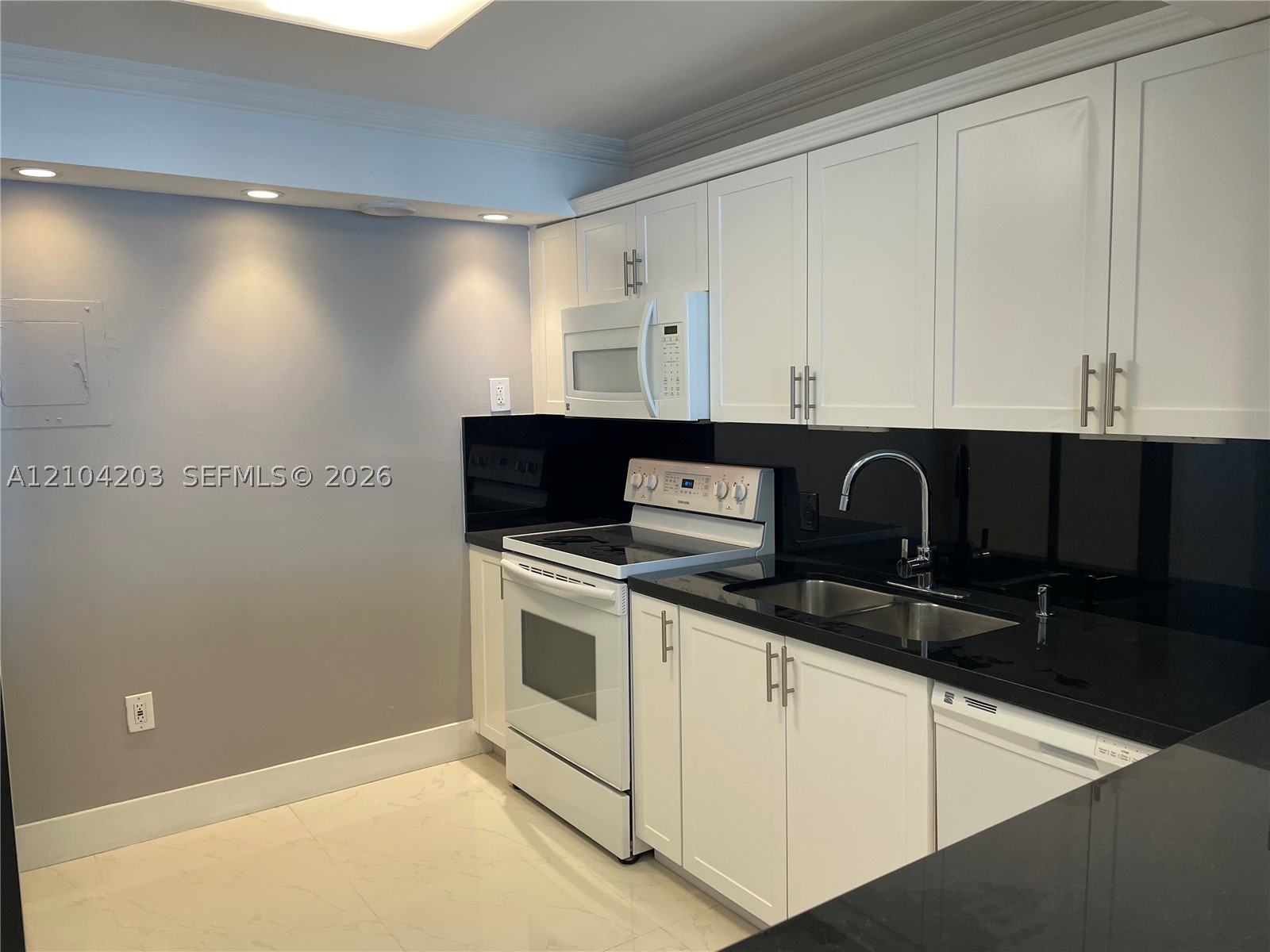5701 Collins Ave Unit 911 — photo