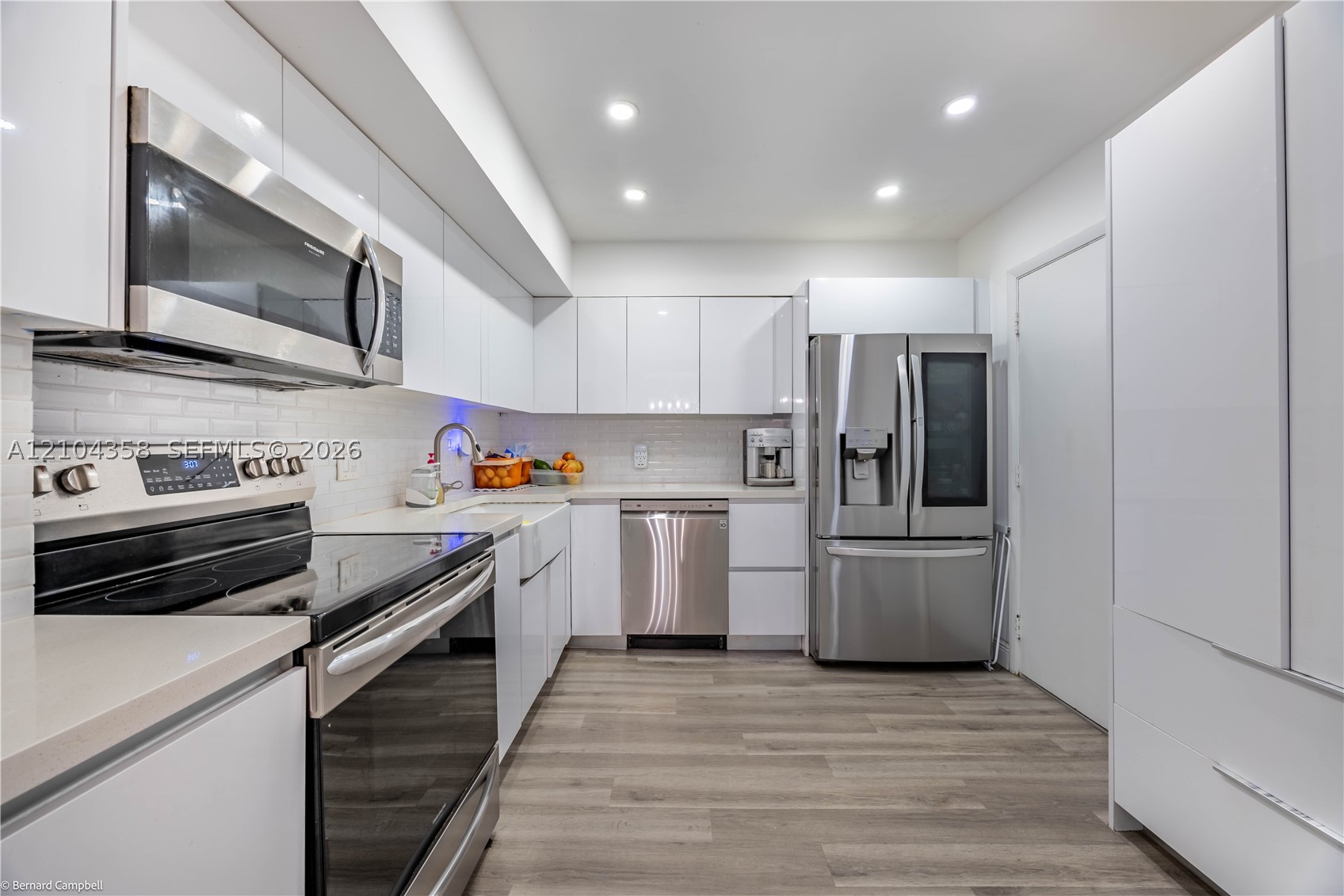 6061 N Falls Cir Dr Unit 407 — photo