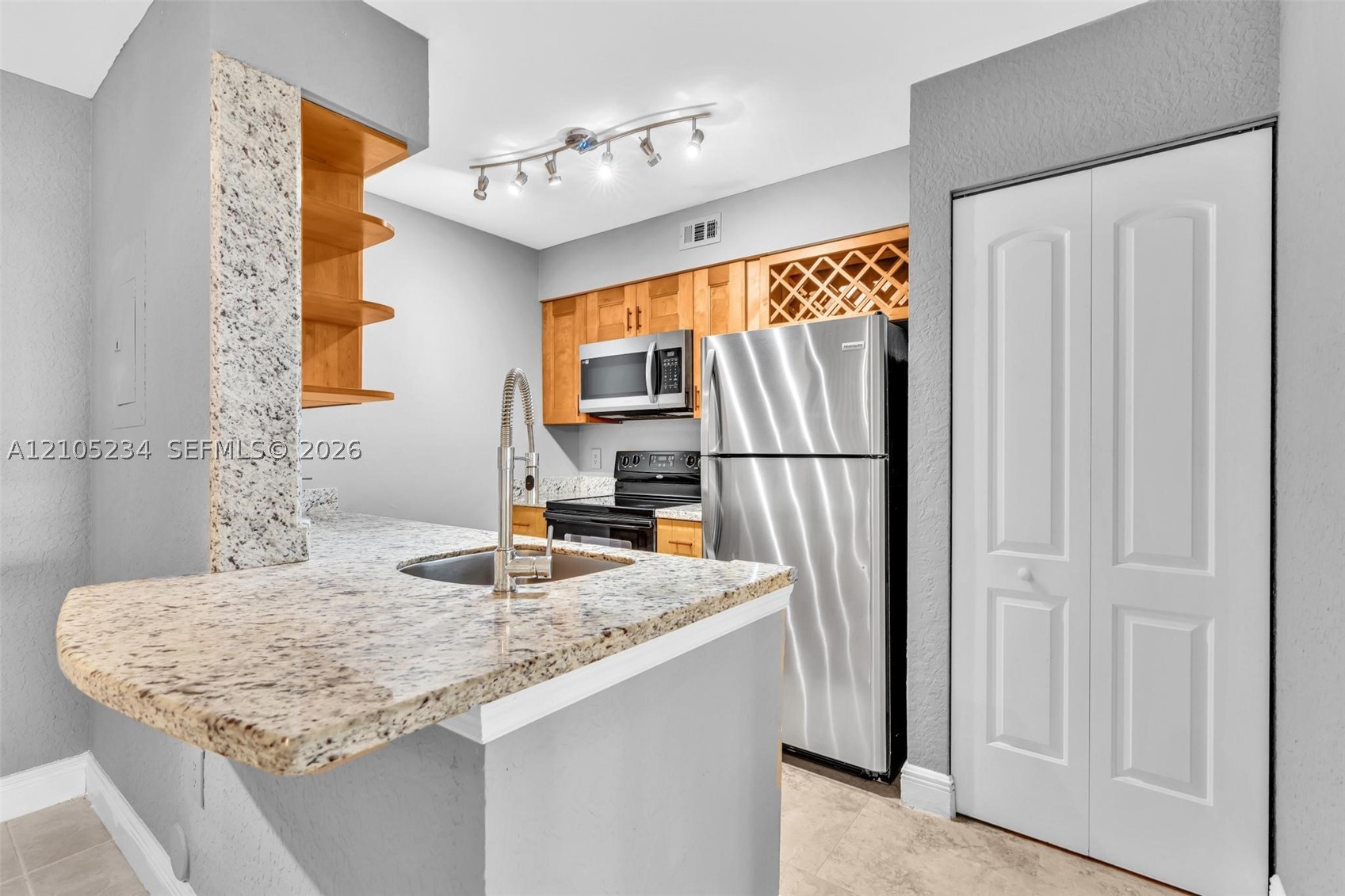 2831 N Oakland Forest Dr Unit 113 — photo