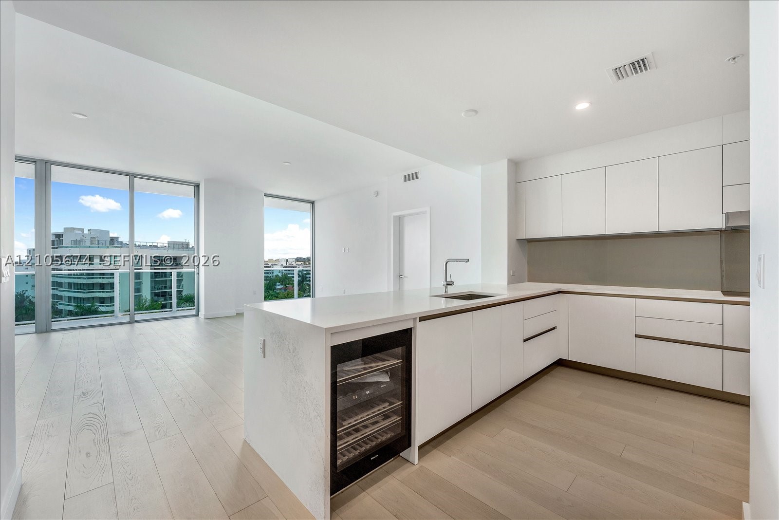 9201 E Bay Harbor Dr Unit 710 — photo